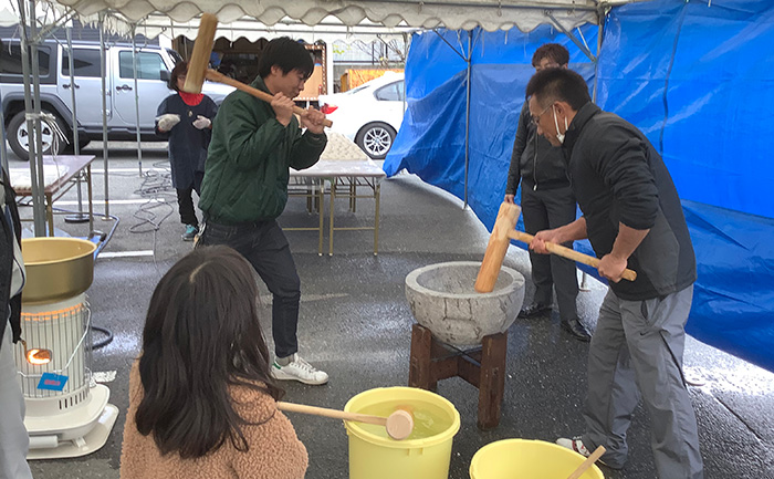 納会での餅つきの様子