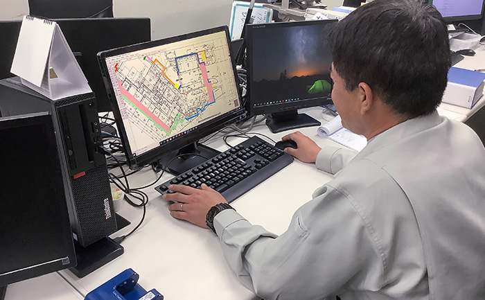 施工図面を確認するデスクワークの様子