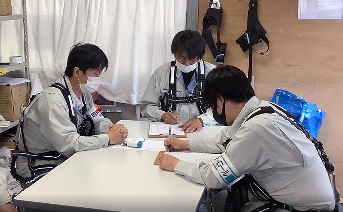 現場事務所での打ち合わせの様子