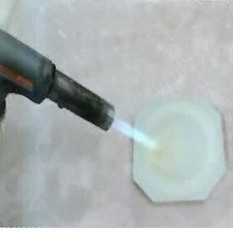 AP-COATに700℃のバーナーを照射しても燃えていない様子