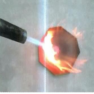 エポキシ樹脂に700℃のバーナーを照射し、炎を上げて燃えている様子